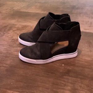 Maurice's Open Side Wedge Sneaker (Size 9)